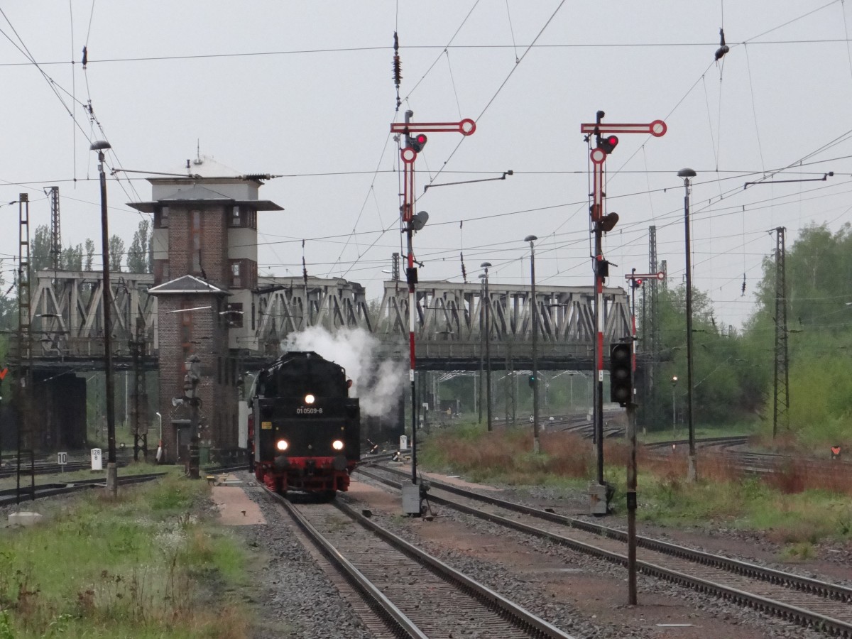 01 509 ist am Abend des 26.04.14 in Zwickau Hbf zusehen. Foto vom Bahnsteigende.