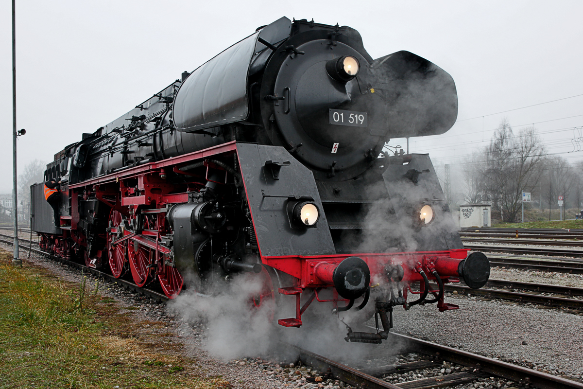 01 519 ist im Bahnhof Konstanz am Wasser fassen.Bild vom 20.12.2015