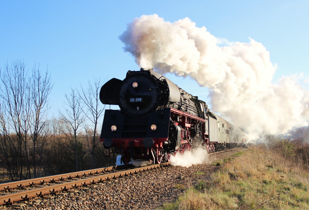 01 519 fuhr am 06.12.15 von Gera Hbf nach Rottweil. Hier die kraftvolle Ausfahrt in Saalfeld/Saale.