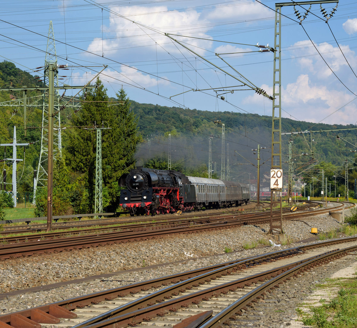 01 519 mit DLr 24499 nach Schorndorf.Aufgenommen bei Plochingen am 27.8.2016.