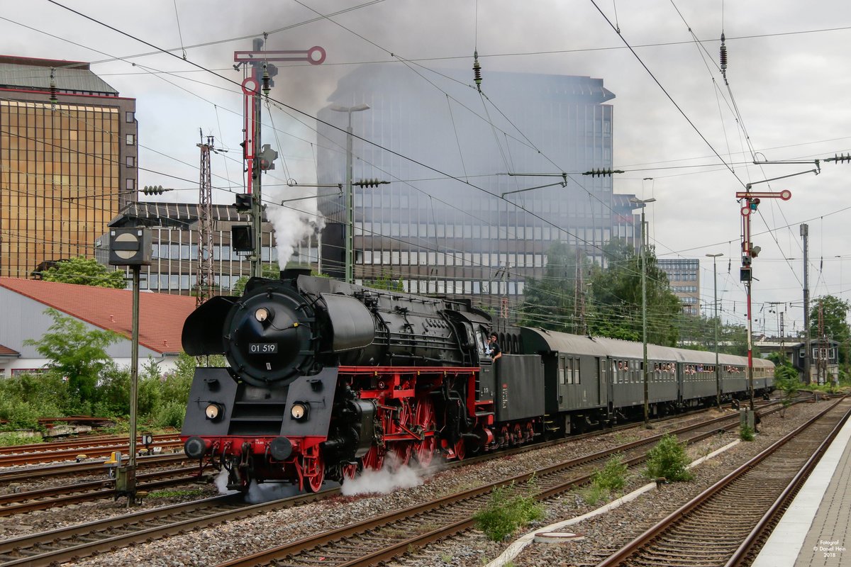 01 519 mit Westfalendampfsonderzug in Düsseldorf Rath, am 02.06.2018.