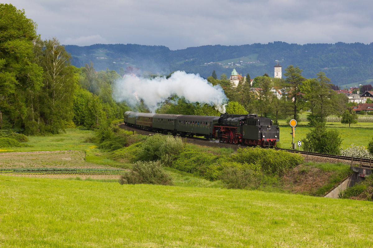 01 519 Tender voraus mit dem Dampfsonderzug auf dem Weg nach Friedrichshafen kurz hinter Lindau Aeschach. 1.5.18