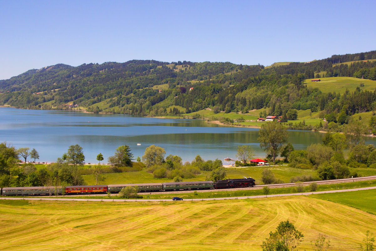 01 519 zieht ihren Sonderzug um den Alpsee aus Immenstadt kommend in Richtung Oberstaufen. 26.5.17