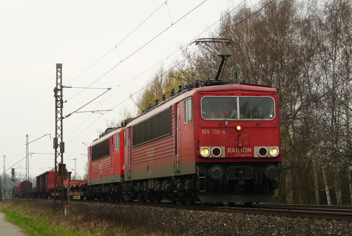 01. April 2008, Bei Oberlangenstadt fährt Lok 155 132 mit einem Güterzug in Richtung Saalfeld. Die zweite Lok ist 155 028.