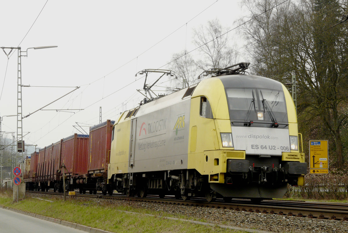 01. April 2008, Der tägliche Müllzug mit Duftwolke und SIEMENS-Dispolok ES 64 U2-006 (182 506) verlässt Kronach in Richtung Saalfeld.