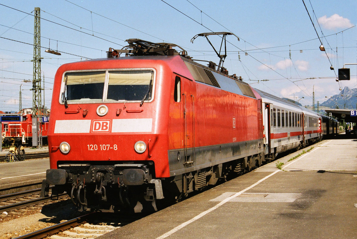 01. August 2005, Bahnhof Freilassing, Lok 120 107 hat IC 2429  Alpenland  von München nach Freilassing gebracht (16:09 Uhr). Nach dem Richtungswechsel wird er 16:46 Uhr weiter nach Berchtesgaden fahren. 