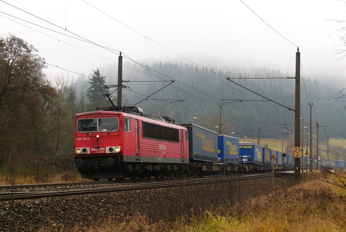 01. Dezember 2011, Ein mit Lkw-Sattelaufliegern beladener Güterzug fährt bei Förtschendorf die Rampe des Frankenwaldes in Richtung Saalfeld hinauf. Lok 155 222 hat heute Schiebedienst.