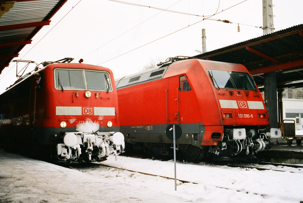 01. Februar 2005,  Ausländertreffen  auf dem Salzburger Hauptbahnhof: Die DB-Lokomotiven  111 019 und DB 101 090. 