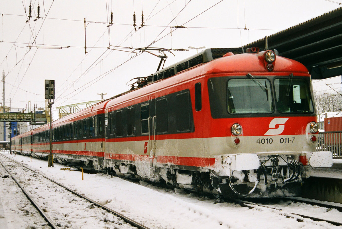01. Februar 2005, Salzburg, Hauptbahnhof, Elektro-Triebzug 4010 011