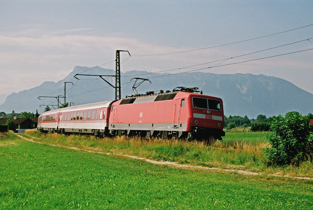 01. Juli 2000: Lok 120 111 bringt bei Hofham vor der Silhouette des Untersberges die IC-Wagenschlange als RE von Berchtesgaden nach Freilassing. Der Zug wird dort seine Richtung ändern und mit der gleichen Lok als IC 718  Alpenland  über München weiter nach Münster (Westf.) fahren. 