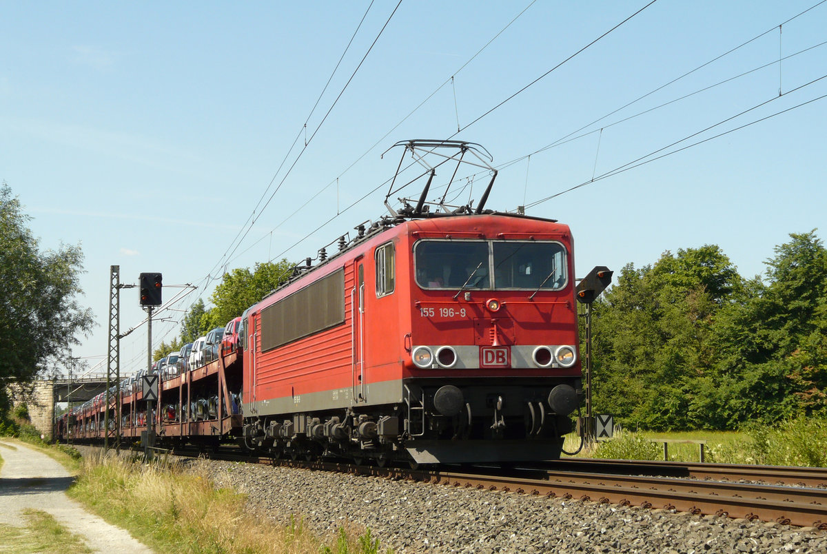 01. Juli 2008, Lok 155 196 befördert einen Auto-Transport bei Johannisthal in Richtung Saalfeld am Angelweiher 