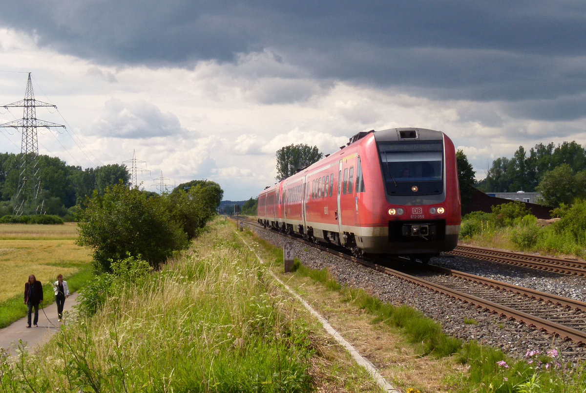 01. Juli 2011, VT 612 055 ist als RE 3011/3031 von Lichtenfels nach Bayreuth/Hof in Burgkunstadt angekommen.