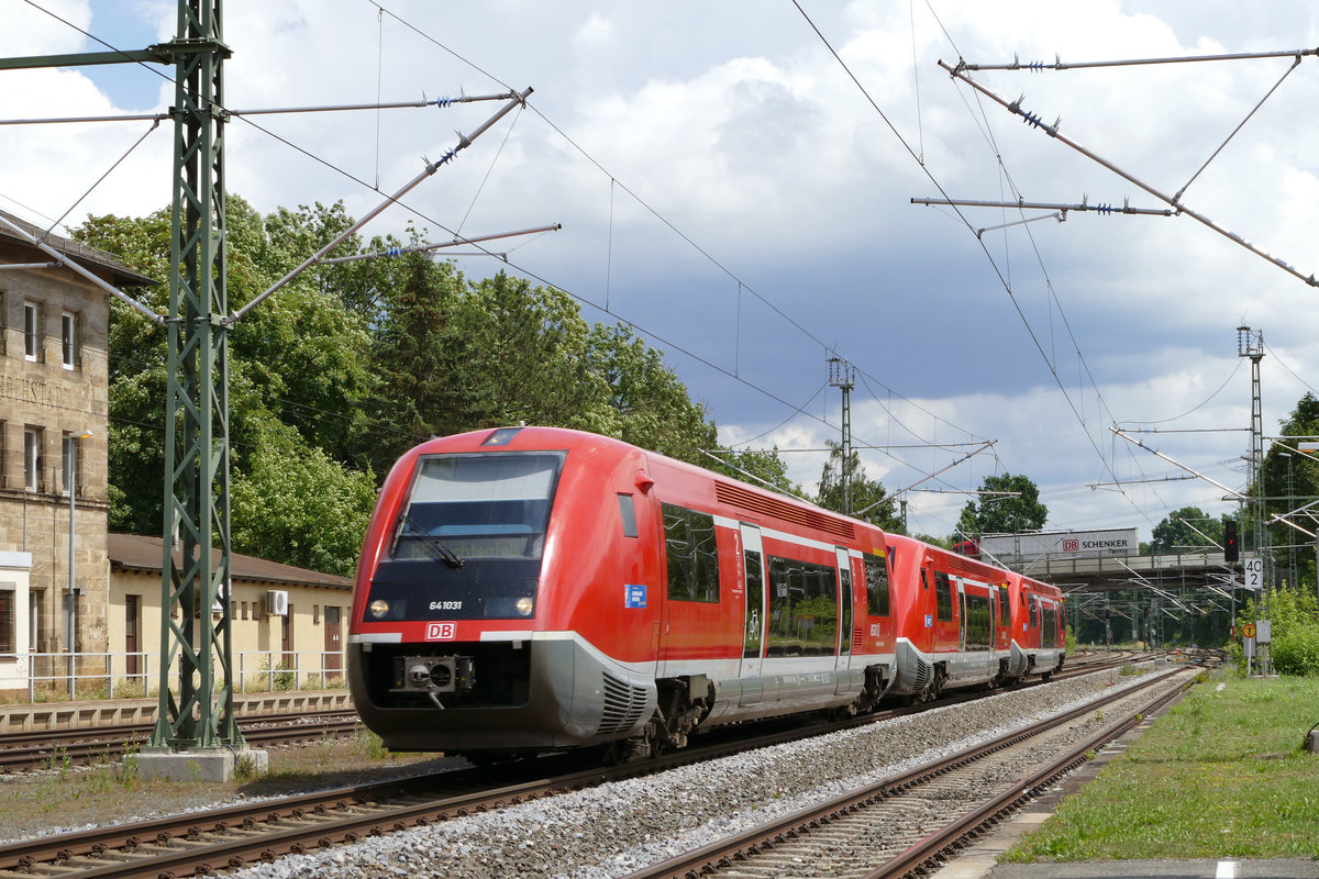 01. Juli 2016, Bahnhof Hochstadt-Marktzeuln: Die Tw 641 031 und 026 fahren mit einem weiteren zwischengekuppelten 641er als RE 59306 und 59286 von Hof/Bayreuth nach Lichtenfels.