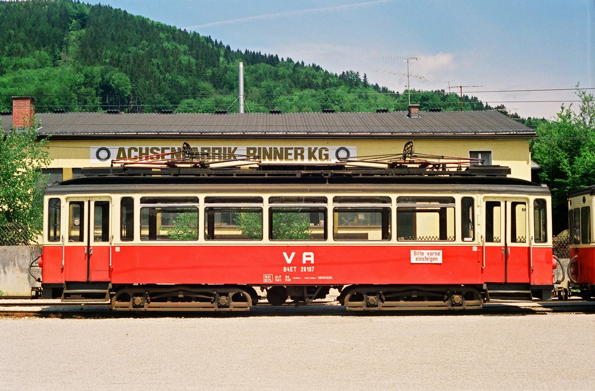 01. Juni 1991, vor der Remise in Attersee steht	Triebwagen B4ET 26 107 der von Stern & Hafferl betriebenen Atterseebahn. Scan vom Farb-Negativ