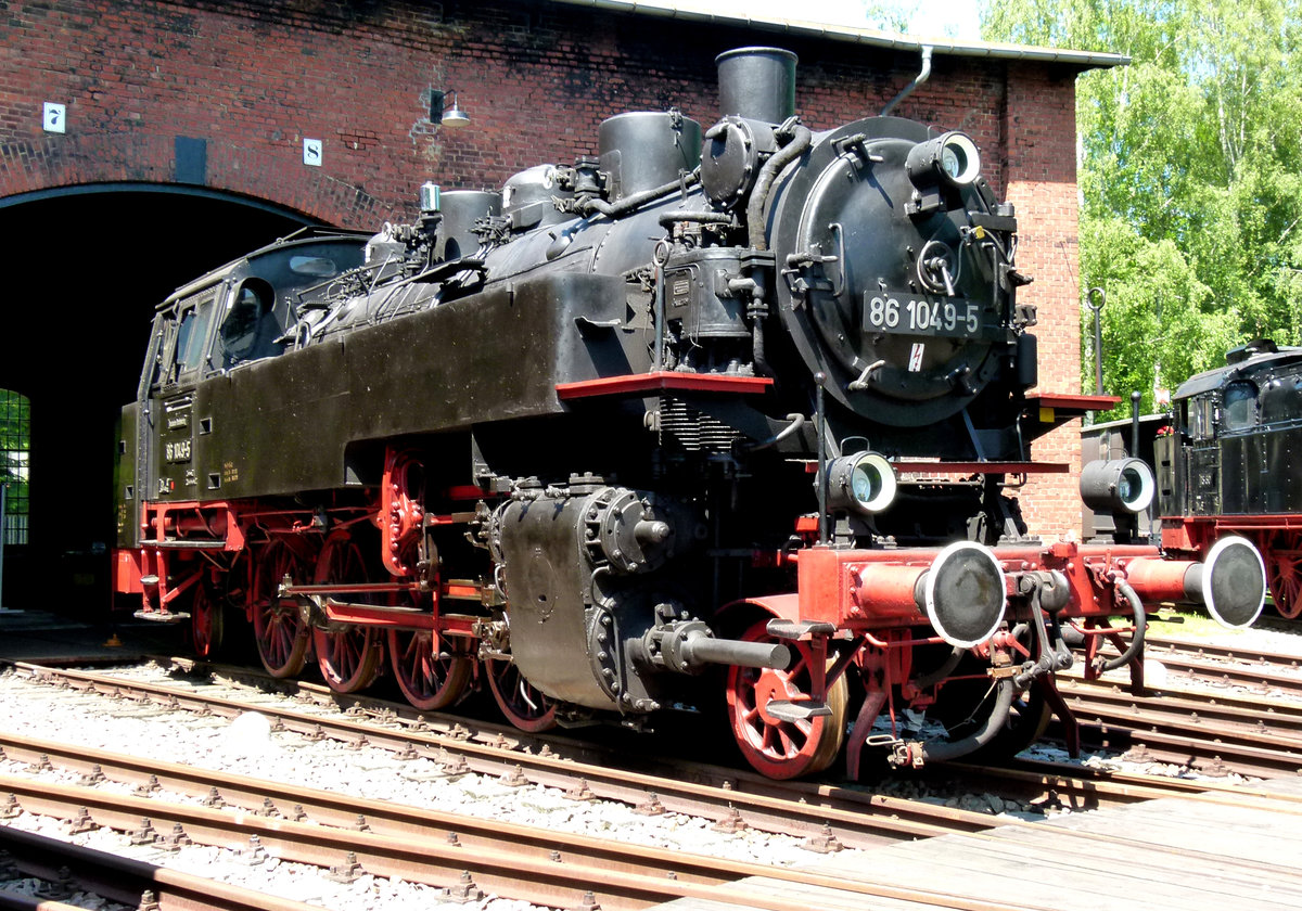 01. Juni 2014, Die Dampflokomotive 86 1049 präsentiert sich im Eisenbahnmuseum Schwarzenberg vor dem Ringlokschuppen.