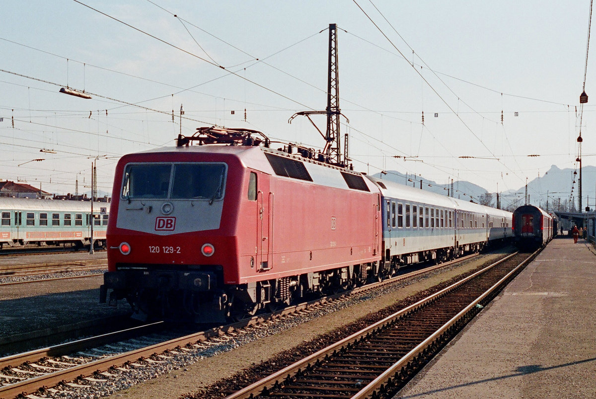 01. März 1997, Bahnhof Freilassing, Lok 120 129 hat den Interregio von Karlsruhe gebracht.