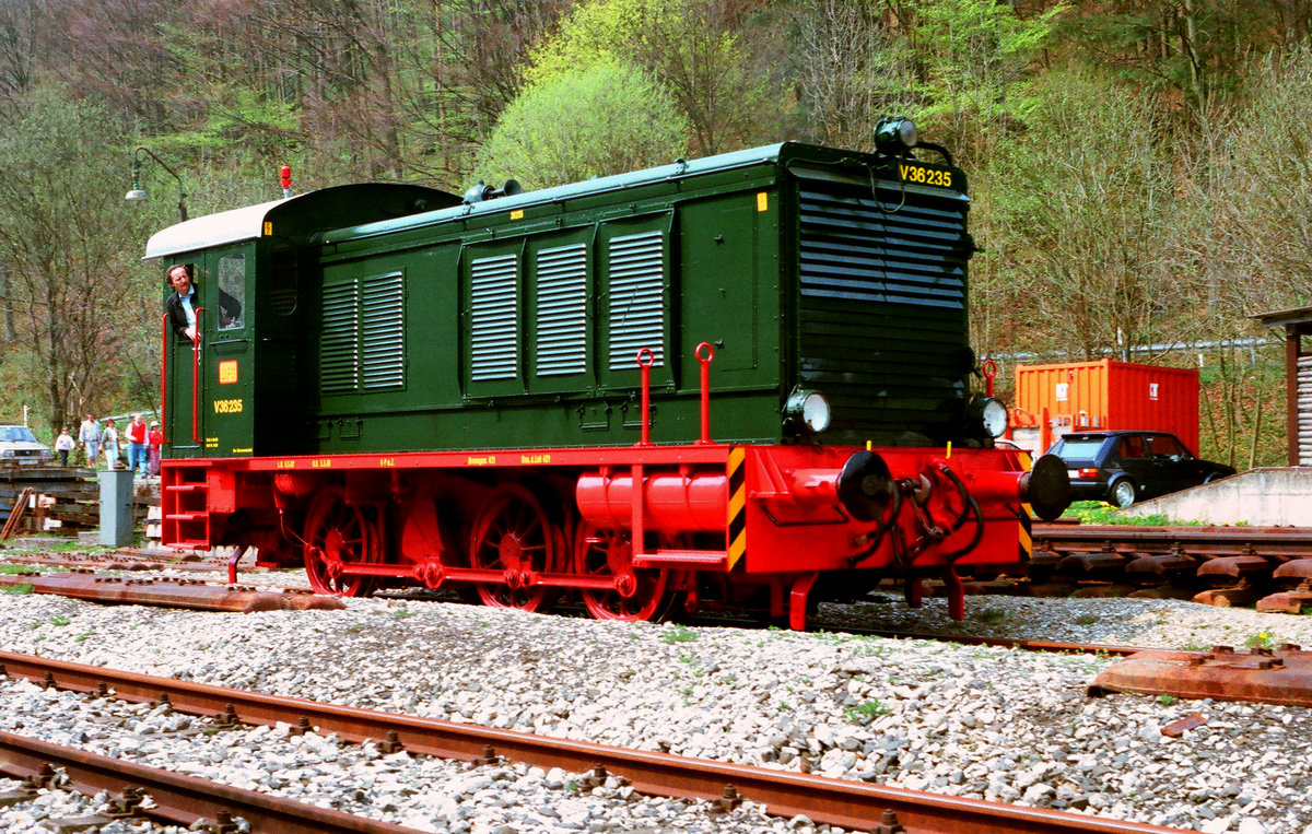 01. Mai 1988, die auf Hochglanz polierte V36 235 der Dampfbahn Fränkische Schweiz rangiert im Bahnhof Behringersmühle 