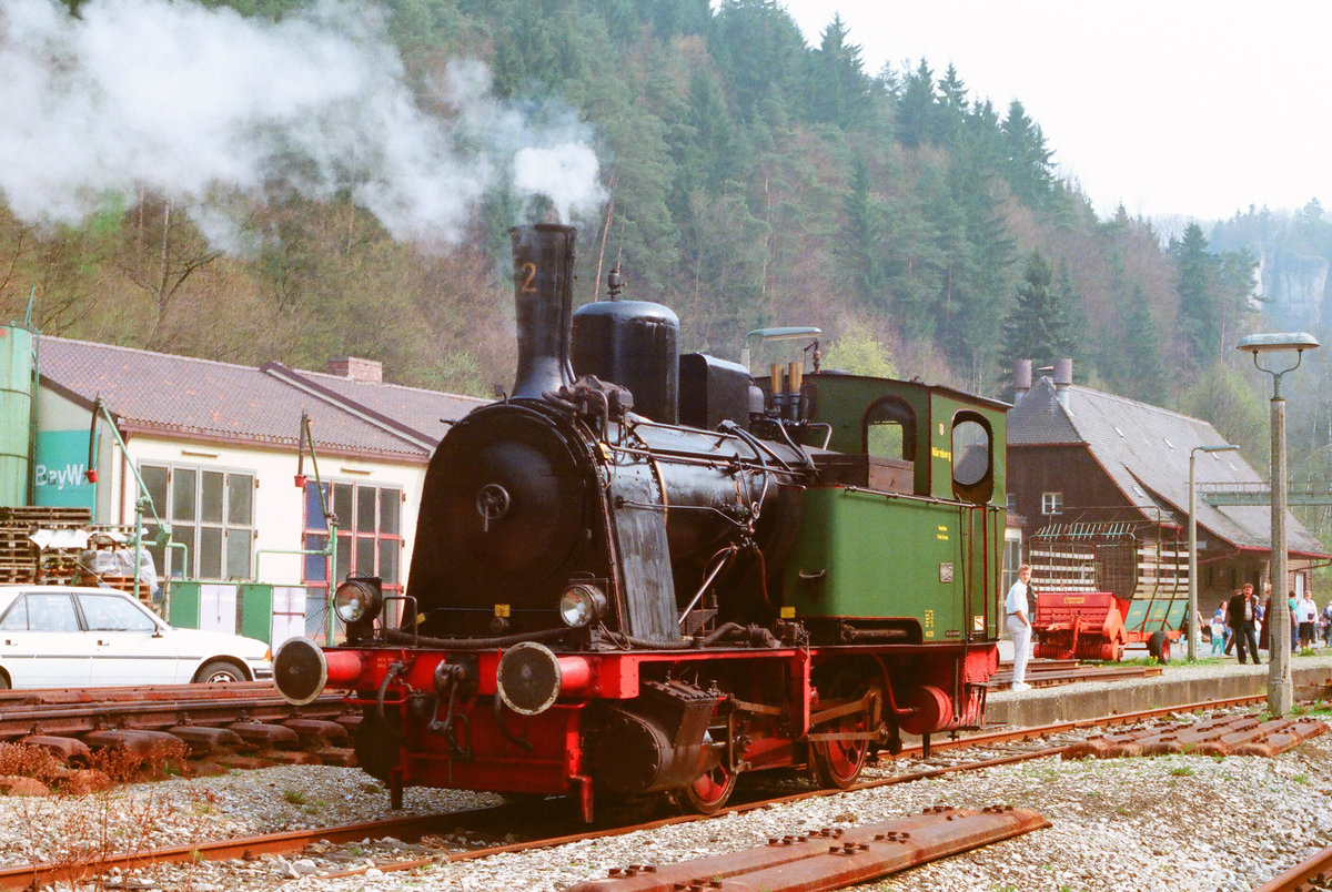 01. Mai 1988, Lok 2 „Nürnberg“ der Dampfbahn Fränkische Schweiz rangiert im Endbahnhof Behringersmühle