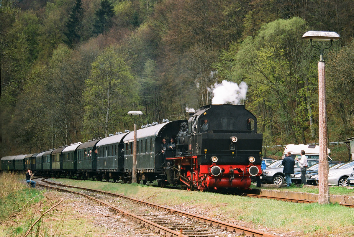 01. Mai 2006, Dampflokbetrieb auf der  Dampfbahn Fränkische Schweiz  zwischen Ebermannstadt und Beringersmühle. 