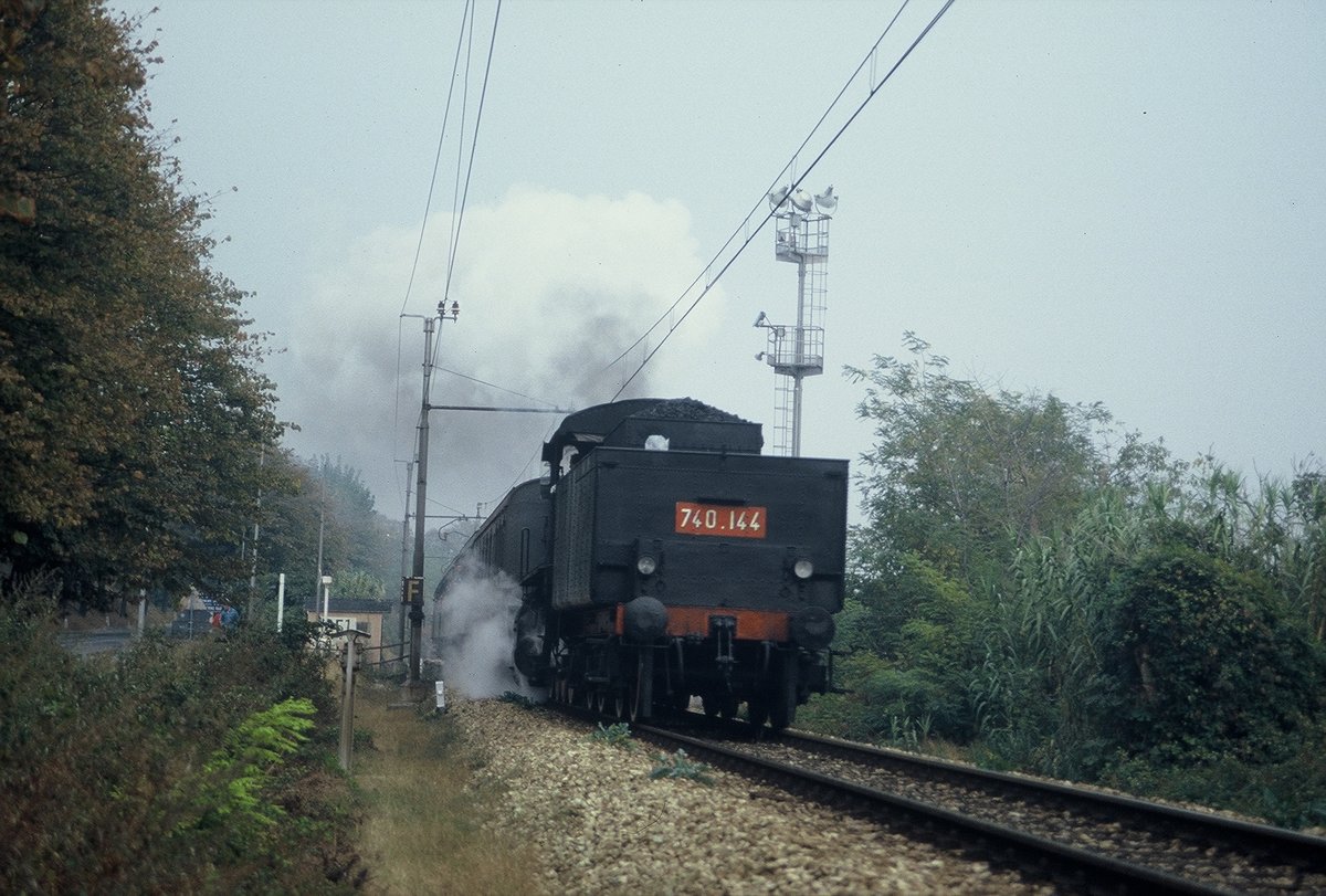 01 nov 1983, 740.144 on the main line Roma-Ancona with his steam special train near Serra San Quirico ( AN )