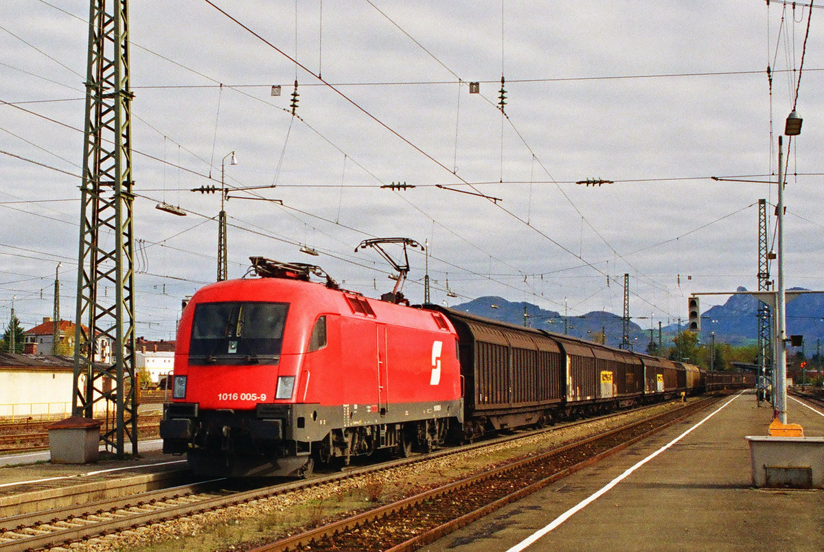 01. November 2000, die Taurus-Lok 1016 005-9 der ÖBB fährt mit einem Güterzug in Richtung Rosenheim durch den Bahnhof Freilassing 