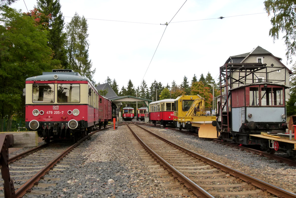 01. Oktober 2012, Einfahrt in den Bahnhof Lichtenhain. Rechts stehen einige Arbeitsfahrzeuge und der bei schlechtem Wetter auf der Lastenplattform der Standseilbahn eingesetzte Personenwagen. Links der Wagen 479 205 vor dem Umbau zum  Olitätenwagen .