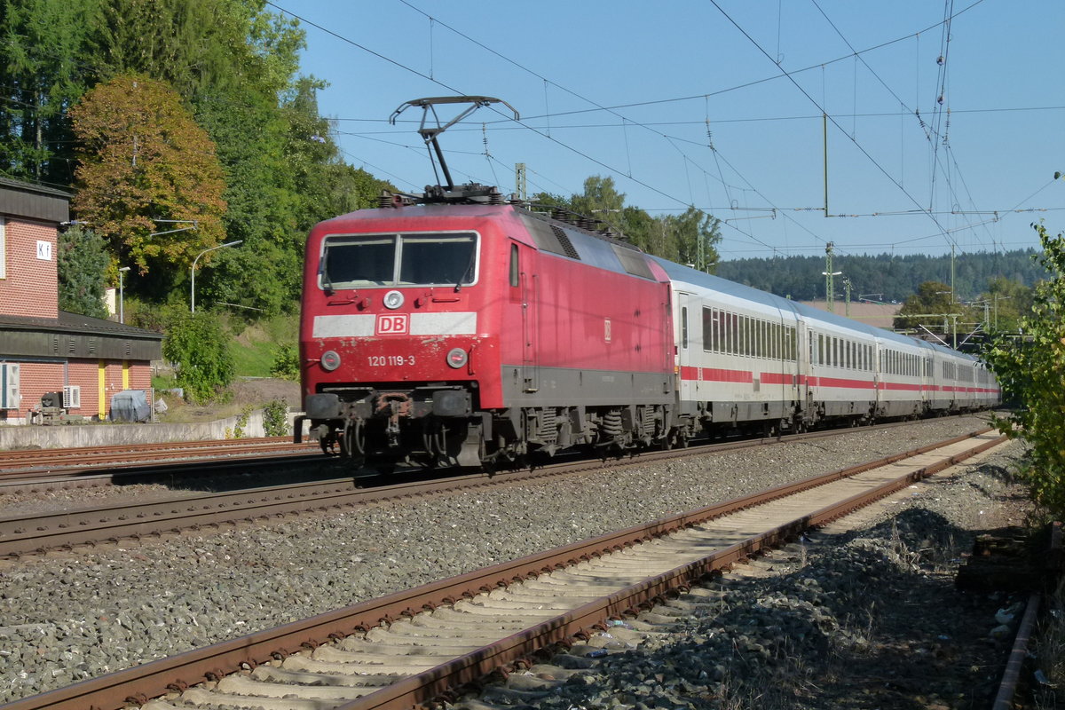 01. Oktober 2013, IC 2208 München - Berlin fährt durch den Bahnhof Kronach. Zuglok ist 120 156. Die leicht zerknitterte 120 119 schiebt nach.