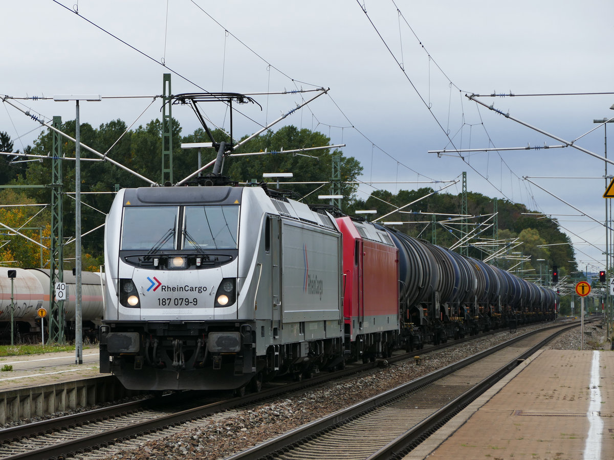 01. Oktober 2019, Ein Kesselwagenzug, geführt von Lok 187 079, fährt durch den Bahnhof Hochstadt-Marktzeuln in Richtung Saalfeld. Die zweite Lok ist 185 605.