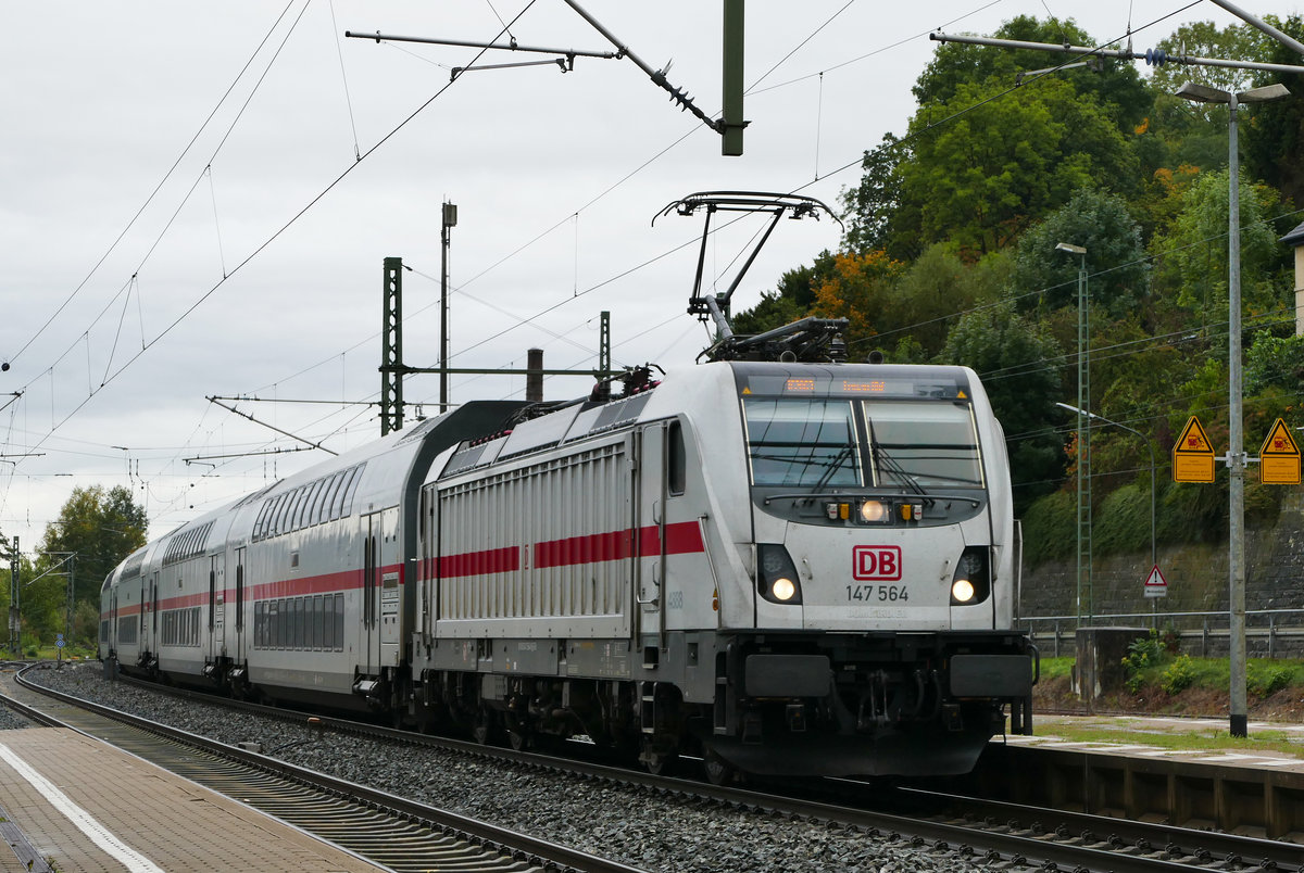 01. Oktober 2019, Lok 147 564 mit Garnitur 4888 fährt als IC 2063 in den Bahnhof Kronach ein.