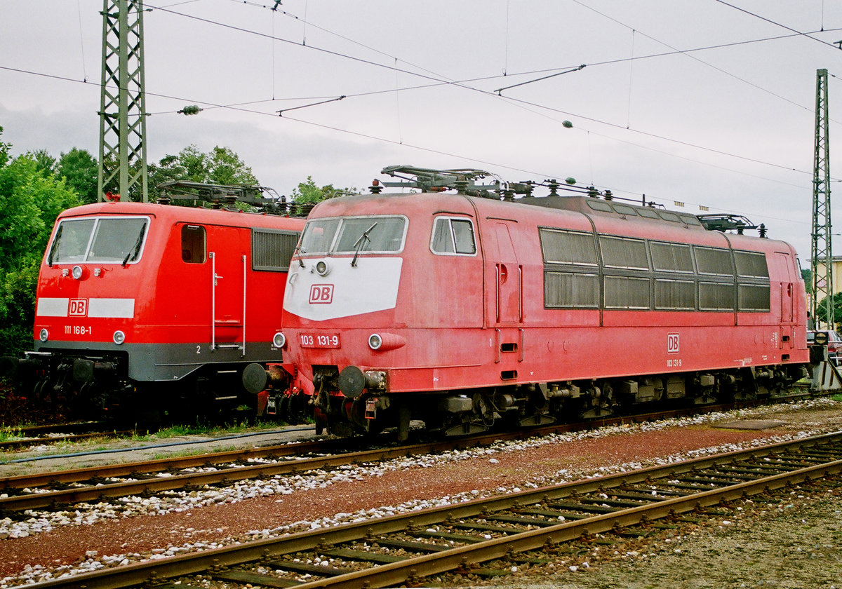 01. September 2001, Bahnhof Freilassing, Lok 103 131-9 und 111 168-1 stehen auf den östlichen Abstellgleisen. Die 103 übernachtet hier und wird morgen früh FD  Königssee  übernehmen.
