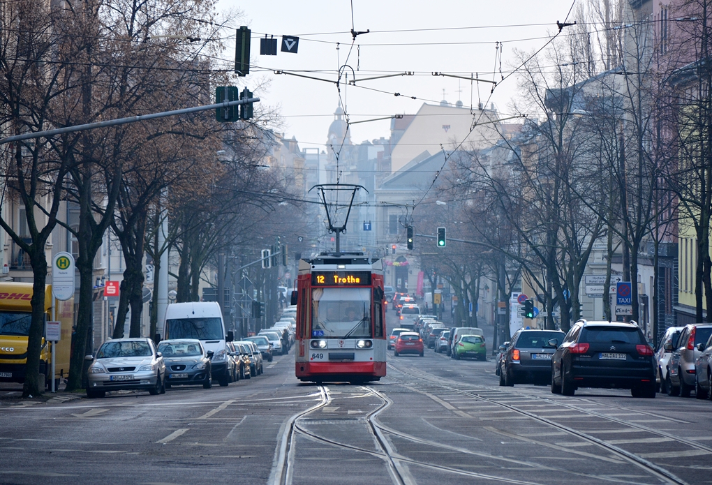 01.02.2017, Halle (Saale), Bernburger Straße, Duewag MGT6D #649 auf dem Weg nach Trotha.