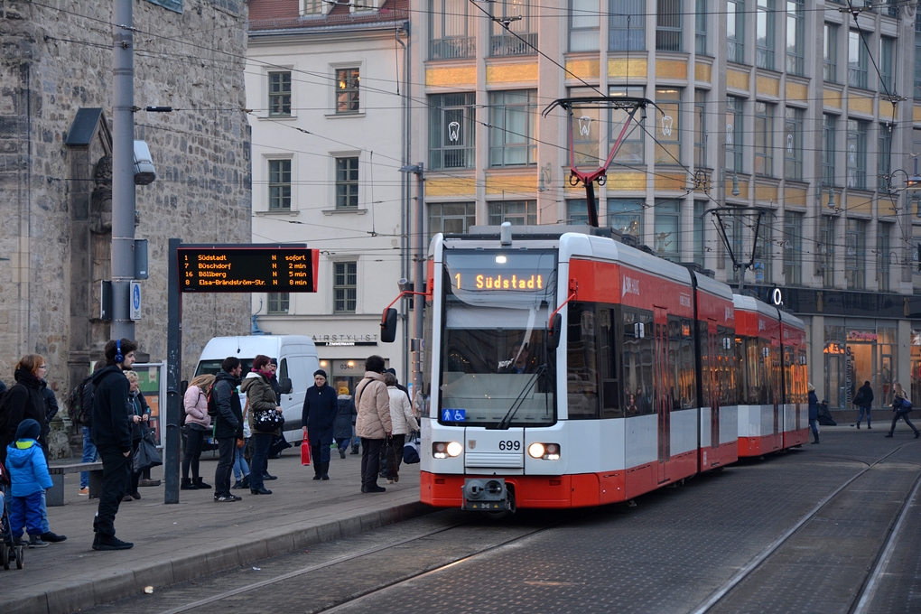 01.02.2017, Halle (Saale), Marktplatz, Bombardier MGT-K #699 erreicht die Haltestelle.