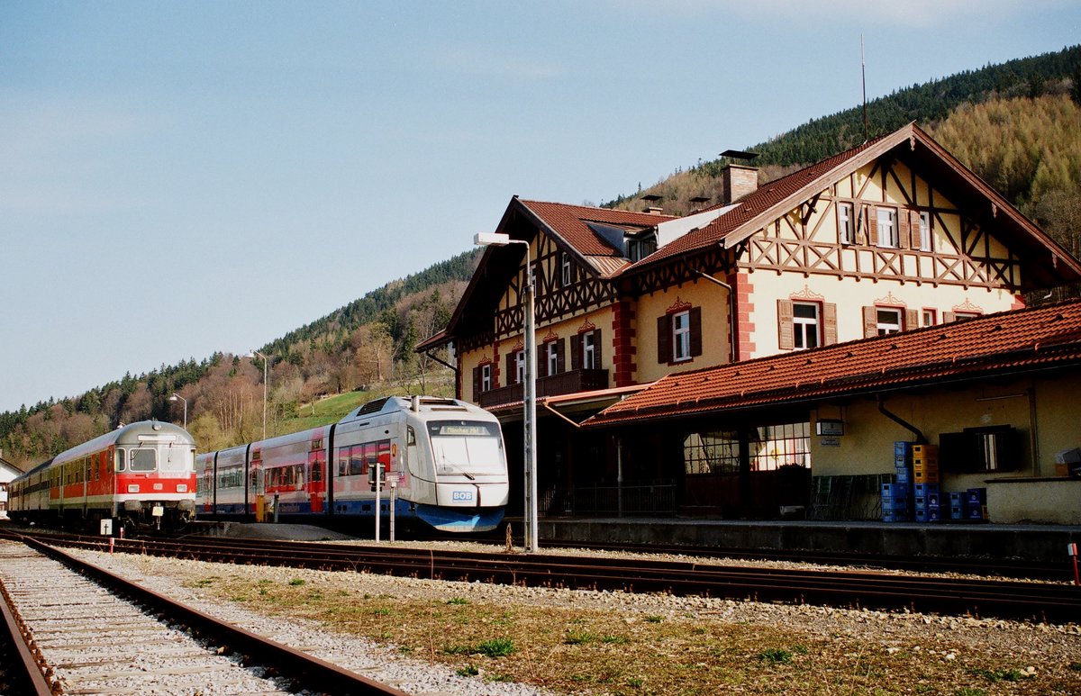 01.04.2002, Bahnhof Tegernsee mit Triebzug VT 107 der Bayerischen Oberland-Bahn (BOB), ein  Integral , gebaut von den Jenbacher Werken, und ein Wendezug mit Diesellok DB 218 340