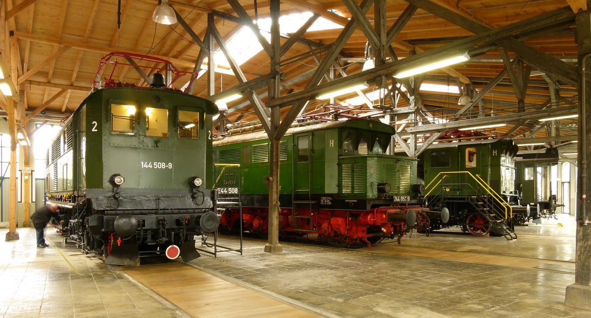 01.04.2011, Die Lokwelt Freilassing ist eine Außenstelle des Deutschen Museums München. Nach umfangreichen Baumaßnahmen überstellte das DMM am 9.April 2006 die ersten historischen Lokomotiven. Die Stadtkapelle und rund 1500 begeisterte Besucher hießen sie in der  Eisenbahnerstadt  willkommen. Die Loks konnten zunächst am Bahnhof bestaunt und fotografiert werden, ehe sie in den Rundlokschuppen geschoben wurden. 