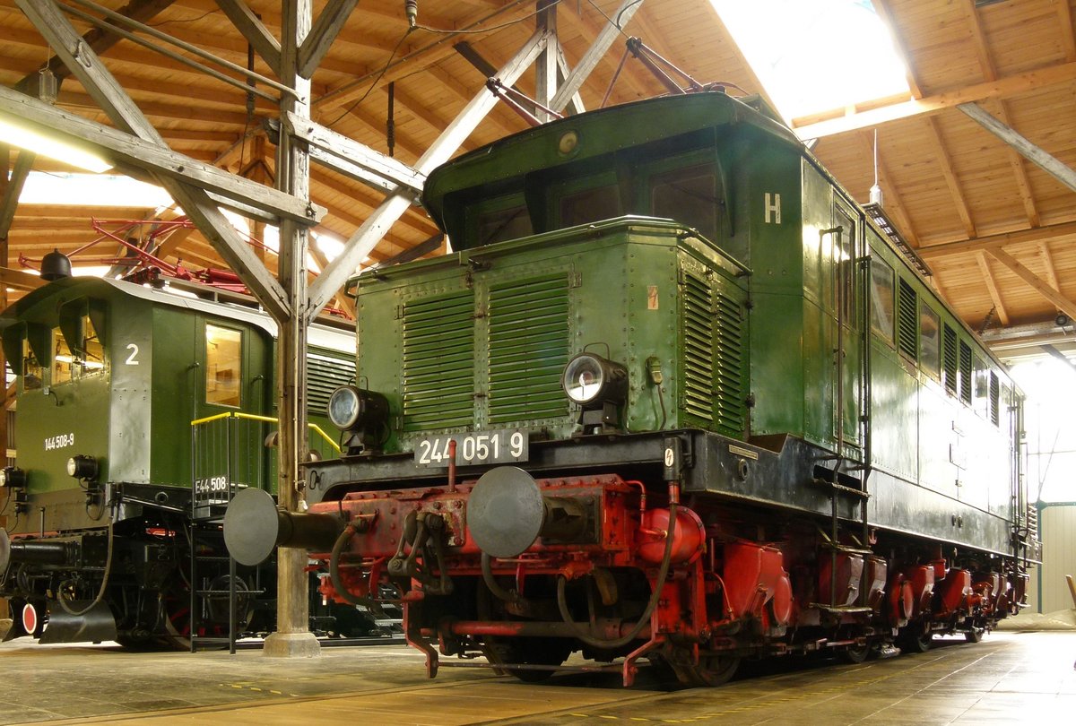 01.04.2011, die  Lokwelt  in Freilassing, eine Außenstelle des Deutschen Museums München, beherbergt auch diese E44.