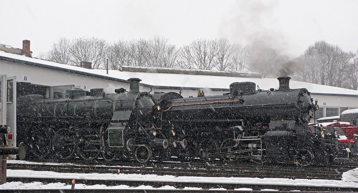 01.04.2022, 18.21 Uhr, BEM Nördlingen:
Im Rahmen der Überführungsfahrt Meiningen-Konstanz übernachtete SBB C 5/6 ( Elefant ) im bayerischen Eisenbahnmuseum Nördlingen. Über Nacht wurde sie neben der bay S 3/6 3673 abgestellt, hier abends vor dem Lokschuppen.