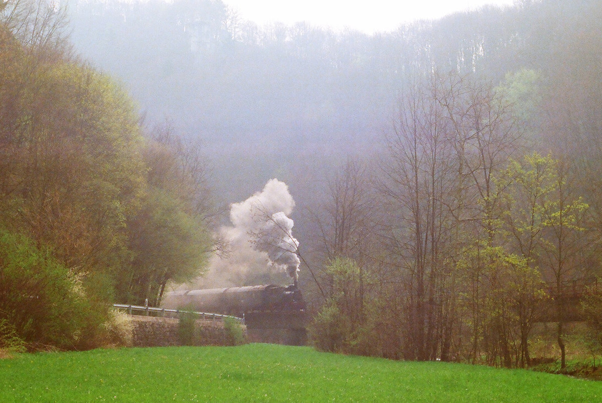 01.05.1988, Dampfbahn Fränkische Schweiz. Der Morgennebel über der Wiesent mischt sich mit dem Dampf von Lok 2 „Nürnberg“.