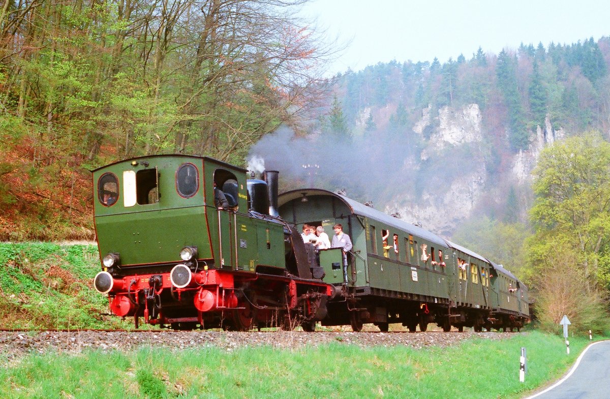 01.05.1988, Dampfbahn Fränkische Schweiz (DFS), Zug mit Lok 2 „Nürnberg“ fährt in Richtung Behringersmühle. Gestern las ich auf der Website der DFS Folgendes:  Unsere Lok “Nürnberg” steht wieder unter Dampf! Mit dieser inzwischen 96-jährigen Maschine aus dem Hause HANOMAG, die Zeit ihres regulären Einsatzes im Nürnberger Gaswerk schwere Kohlenzüge verschob, hatten wir im Juni 1983 unseren Vereinsnamen mit Leben erfüllt und die Renaissance des Dampfbetriebs im Wiesenttal eingeläutet. Neun Jahre lang stand uns die Maschine des Typs Ploxemam als einziges Dampfross zur Verfügung. 1994 erhielt sie im Dampflokwerk Meinigen einen neuen Kessel. Am 31. Mai hat sie nach einer Hauptuntersuchung in Regie des Dampflok-Teams um Ulrich Bahr die erneute Abnahme erfolgreich bestanden. Offiziell in Betrieb genommen wird die Lok, deren Stellenwert in der Geschichte unseres Vereins nicht hoch genug eingeschätzt werden kann, zum Bahnhofsfest am 14. Juli (2019).  Ich wünsche weiterhin Gute Fahrt!