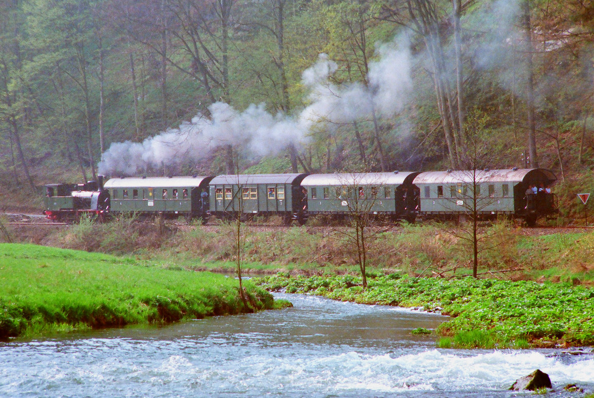 01.05.1988, Dampfbahn Fränkische Schweiz, ein Zug mit Lok 2 „Nürnberg“ fährt in Richtung Behringersmühle.