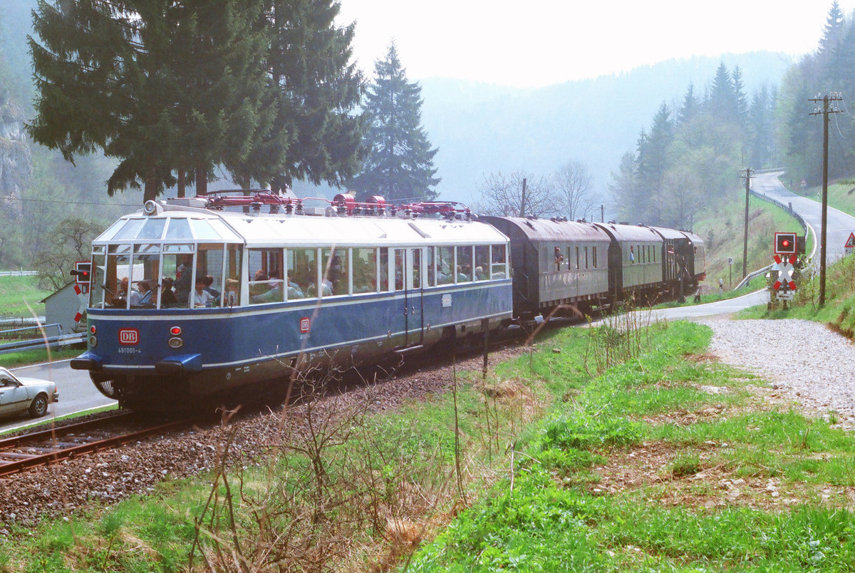 01.05.1988, Sonderfahrt auf der Dampfbahn Fränkische Schweiz. Der „Gläserne Zug“ mit einer Reisegruppe lässt sich abgesenktem Stromabnehmer am Zugende durchs Wiesenttal schleppen.