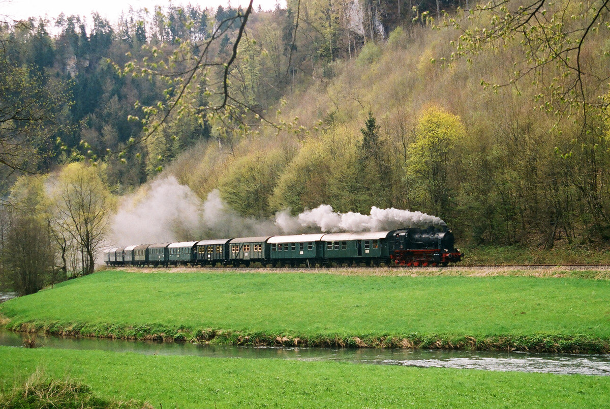 01.05.2006, Dampflokbetrieb auf der  Dampfbahn Fränkische Schweiz  zwischen Ebermannstadt und Behringersmühle. 