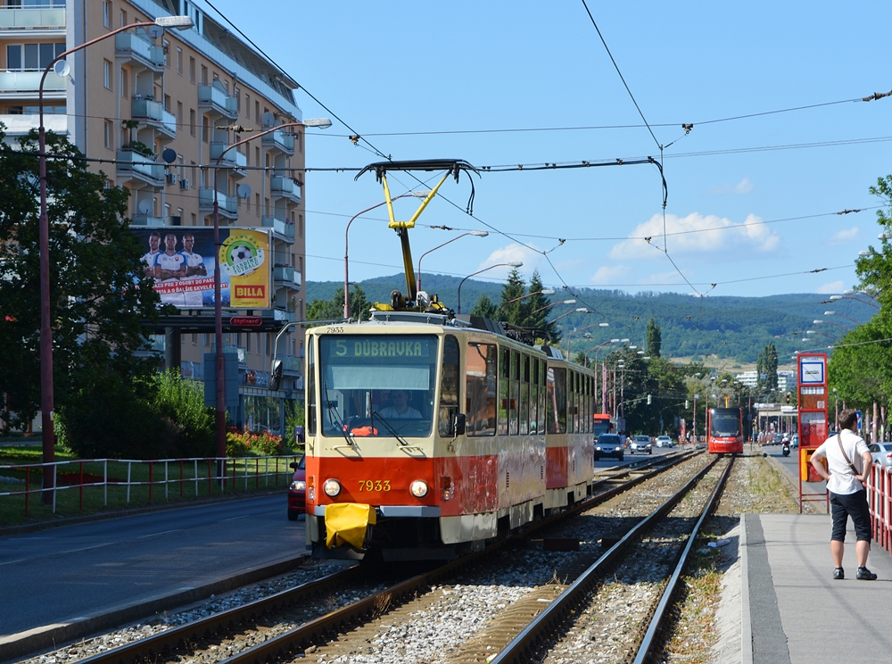 01.07.2016, Bratislava(Preßburg), Račianska. Tatra T6A5 (Wagen 7933 und 7934) erreicht die Haltestelle Riazanská.