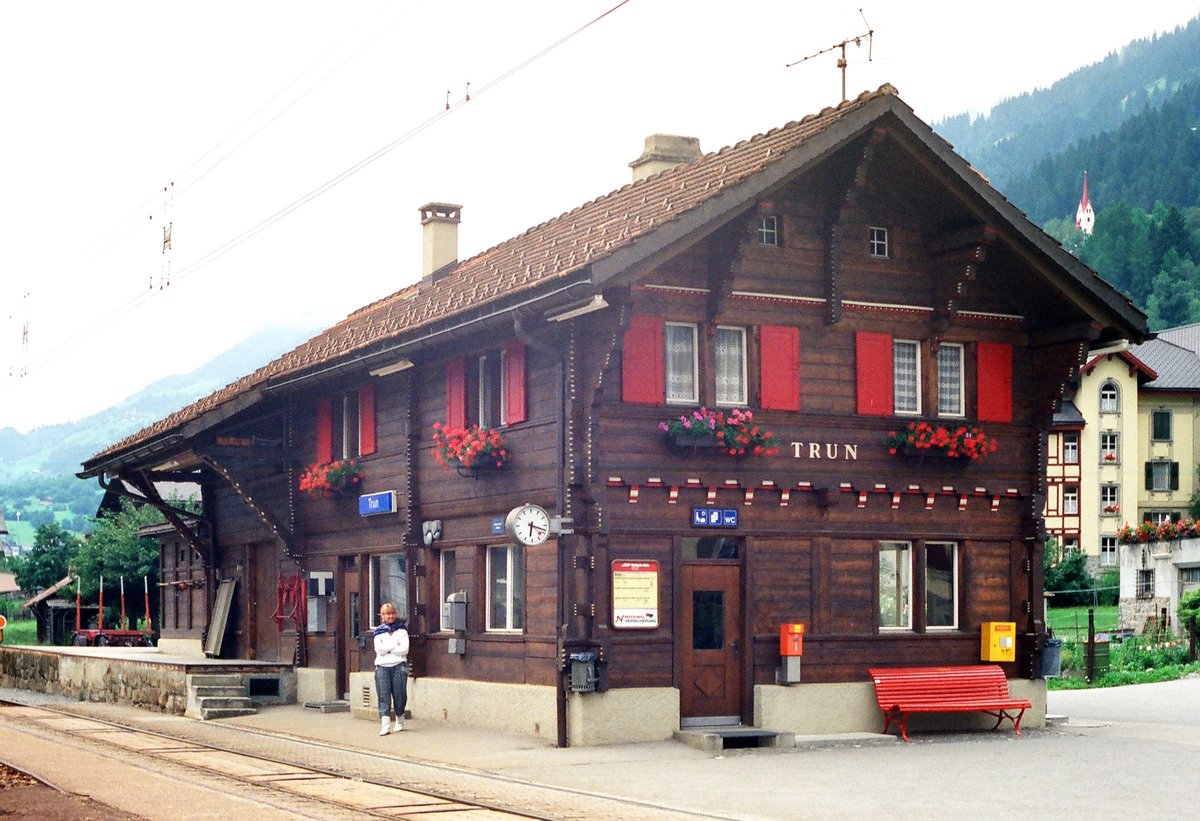01.08.1991 Auf der Fahrt durch das schweizerische Vorderrheintal besuchten wir am Abend den Bahnhof Trun