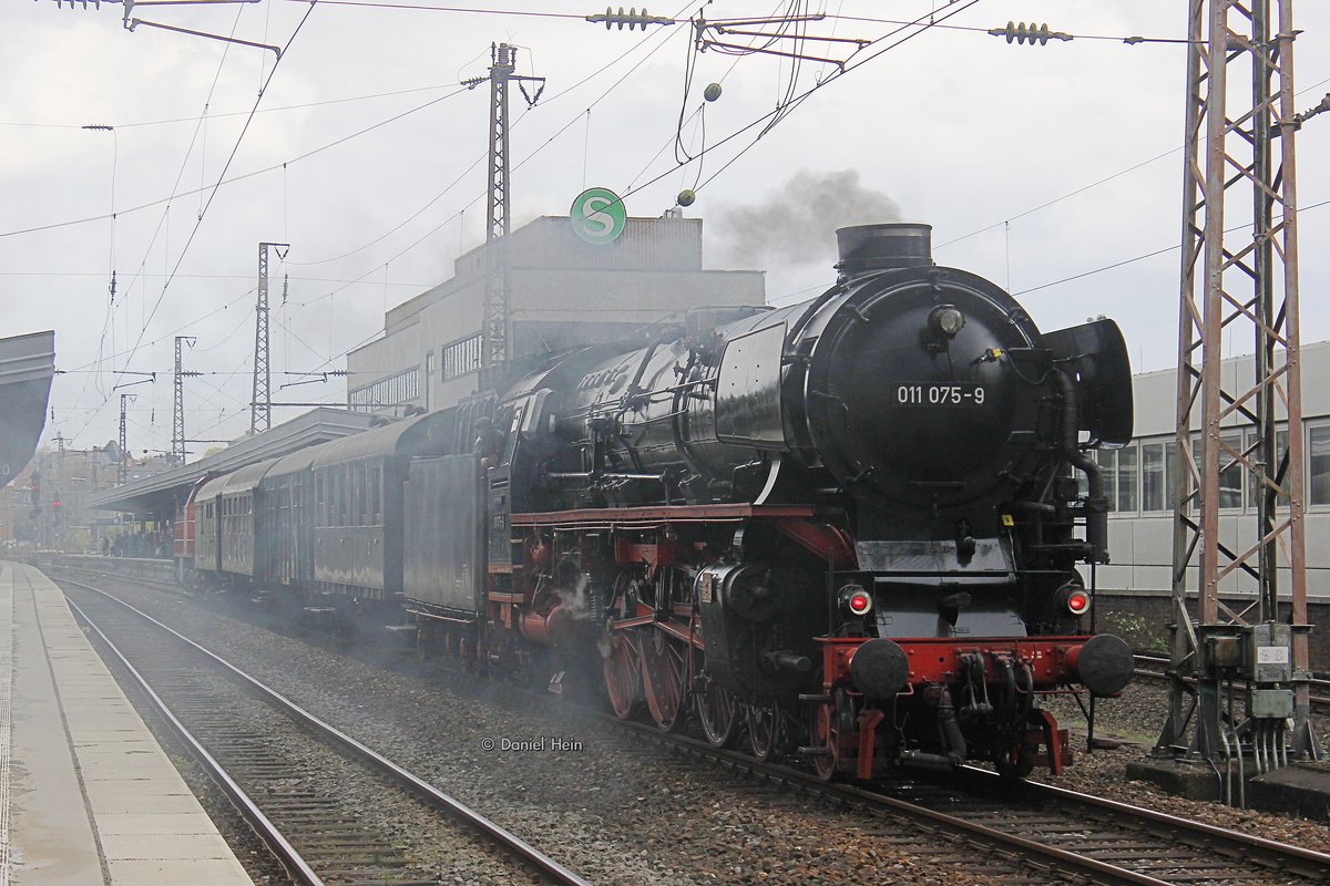 011 075-9 (01 1075) mit Pendelzug in Essen Hbf, April 2016.