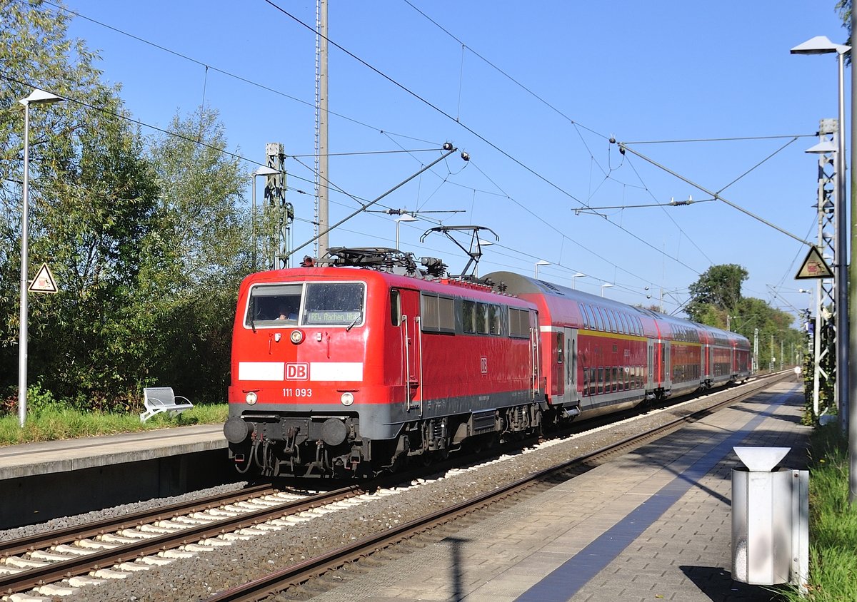 011 093 mit dem RE4 Wupper Express, von Dortmund nach Aachen am 14.10.2017 bei der Durchfahrt des Haltepunkt Hückelhoven Brachelen, KBS 485