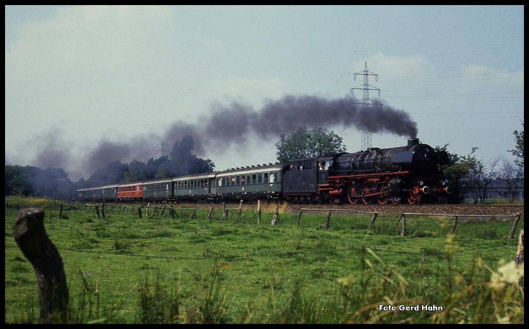 011066 donnerte am 21.7.1990 um 16.00 Uhr mit einem Schnellzug aus der Reichsbahn Ära durch Lotte - Halen gen Osnabrück.