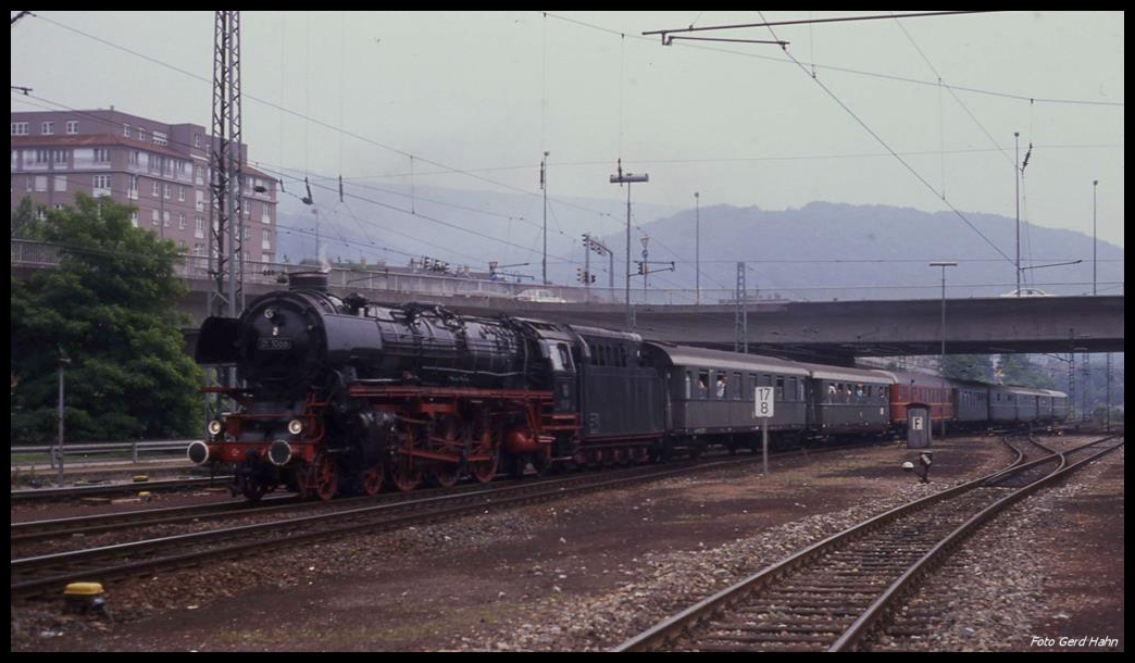 011066 fährt hier mit dem BDEF Sonderzug am 24.5.1990 um 12.28 Uhr in den HBF Heidelberg ein.