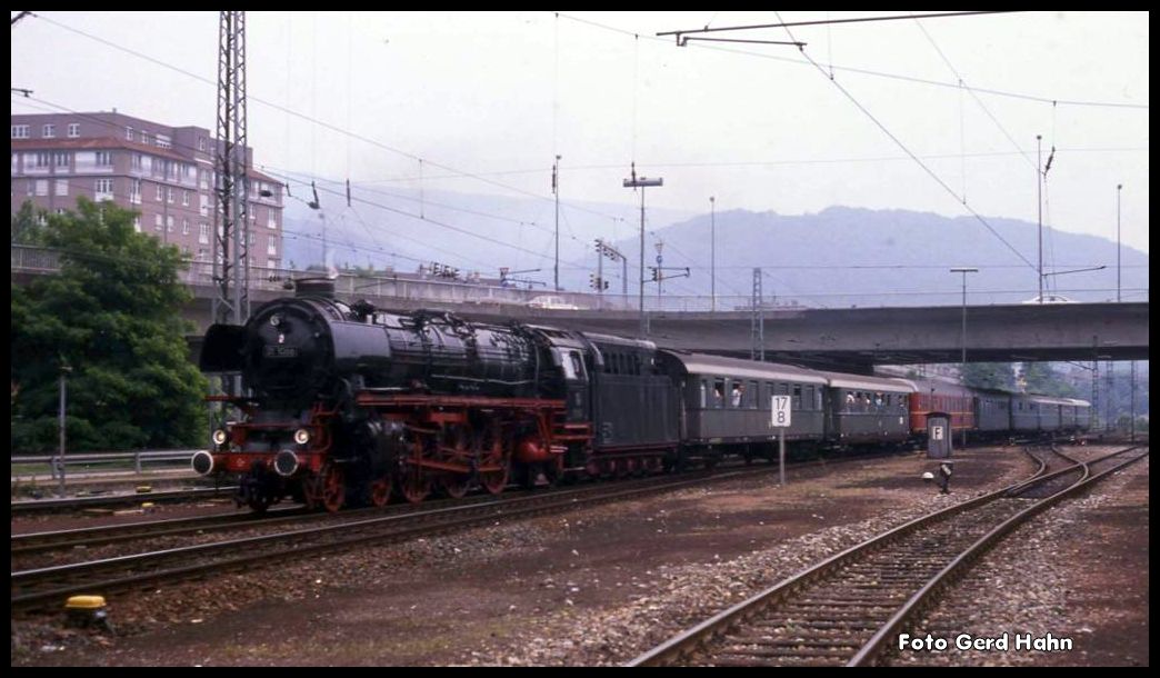 011066 fährt mit dem BDEF Sonderzug am 24.5.1990 um 12.25 Uhr in den HBF Heidelberg ein.