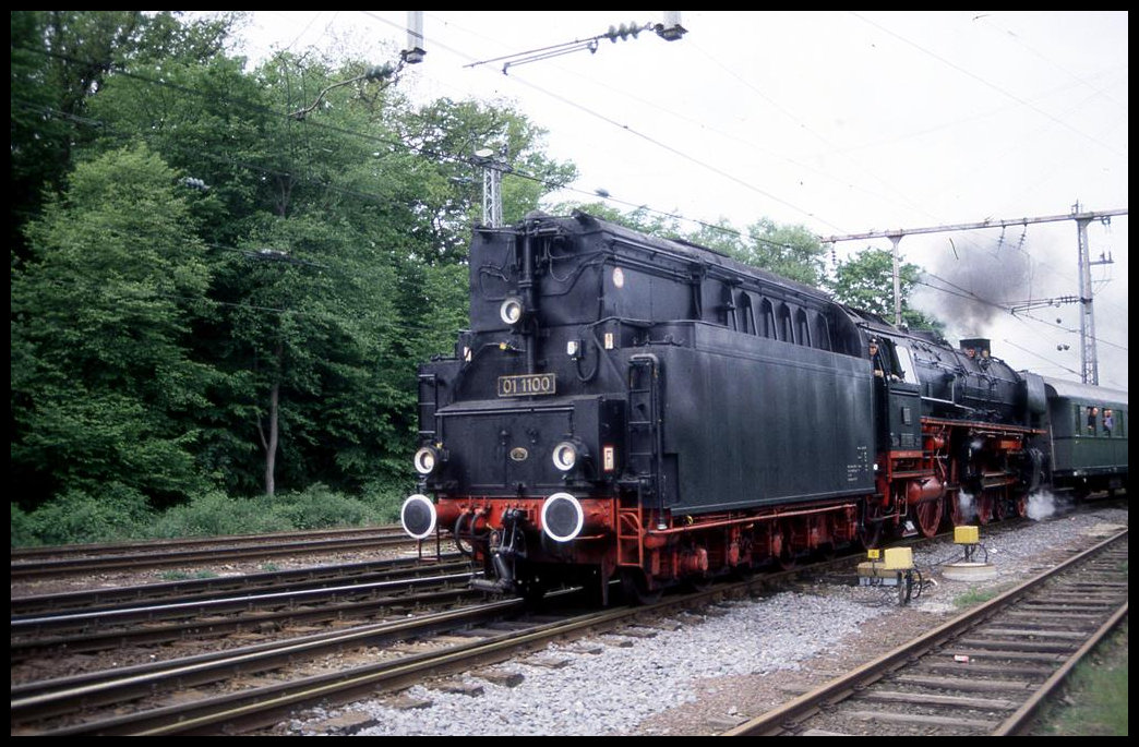011100 fährt hier am 21.5.1995 mit einem Sonderzug nach Nordhorn rückwärts laufend in Bad Bentheim ab.