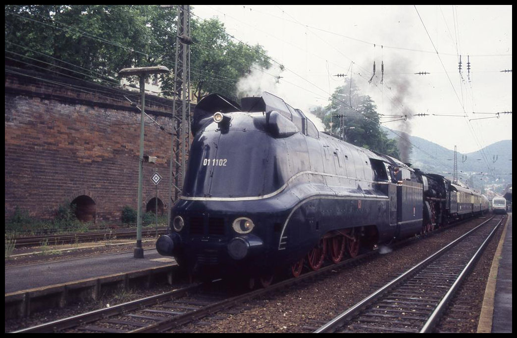 011102 mit Sonderzug im Bahnhof Neustadt an der Weinstraße am 13.06.1997.